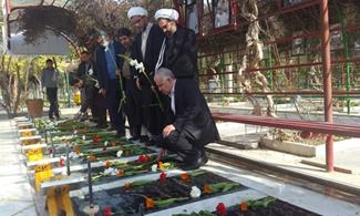 حضور رئیس سازمان حج بر مزار جان باختگان منا در گلزار شهدای استان فارس
